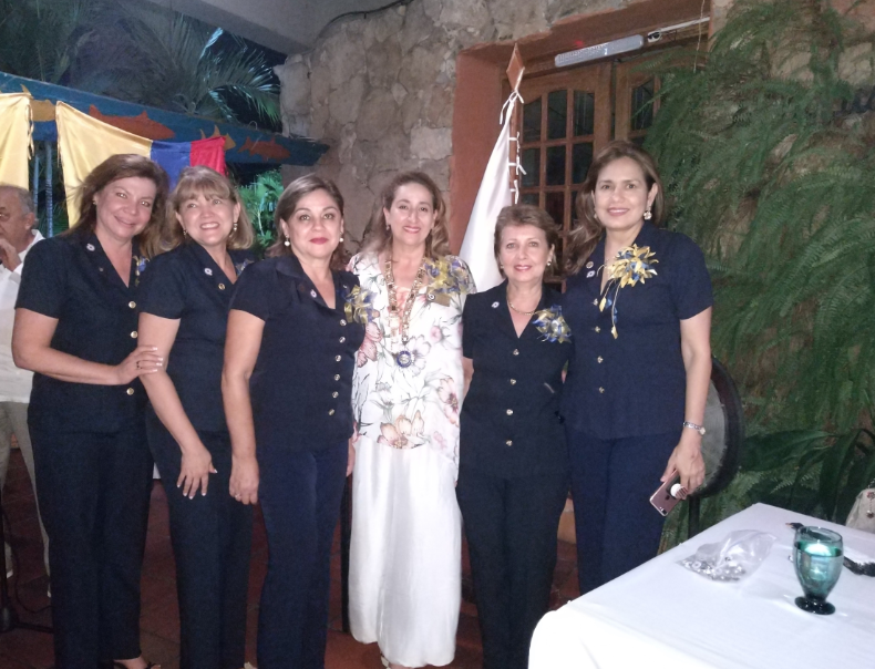 La Gobernadora del Distrito 4281, Ligia González Chávez con la Junta Directiva,                                        Irney Rodríguez, Cony Sandoval, Olga Elena Méndez, Ligia González, Constanza Liévano y María del Rosario Romero.